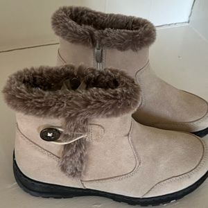 BRAND NEW Khombu low boots size 6 medium